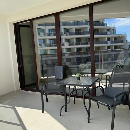 Paradise Apartment Warna